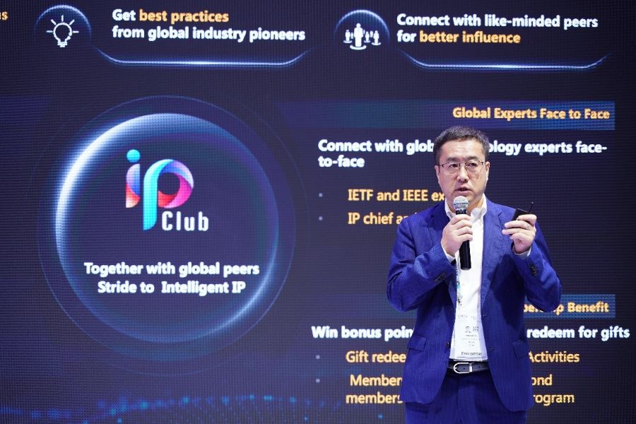 Simon Xu, Director of Enterprise Network Marketing Execution Department, Huawei，delivering a speech